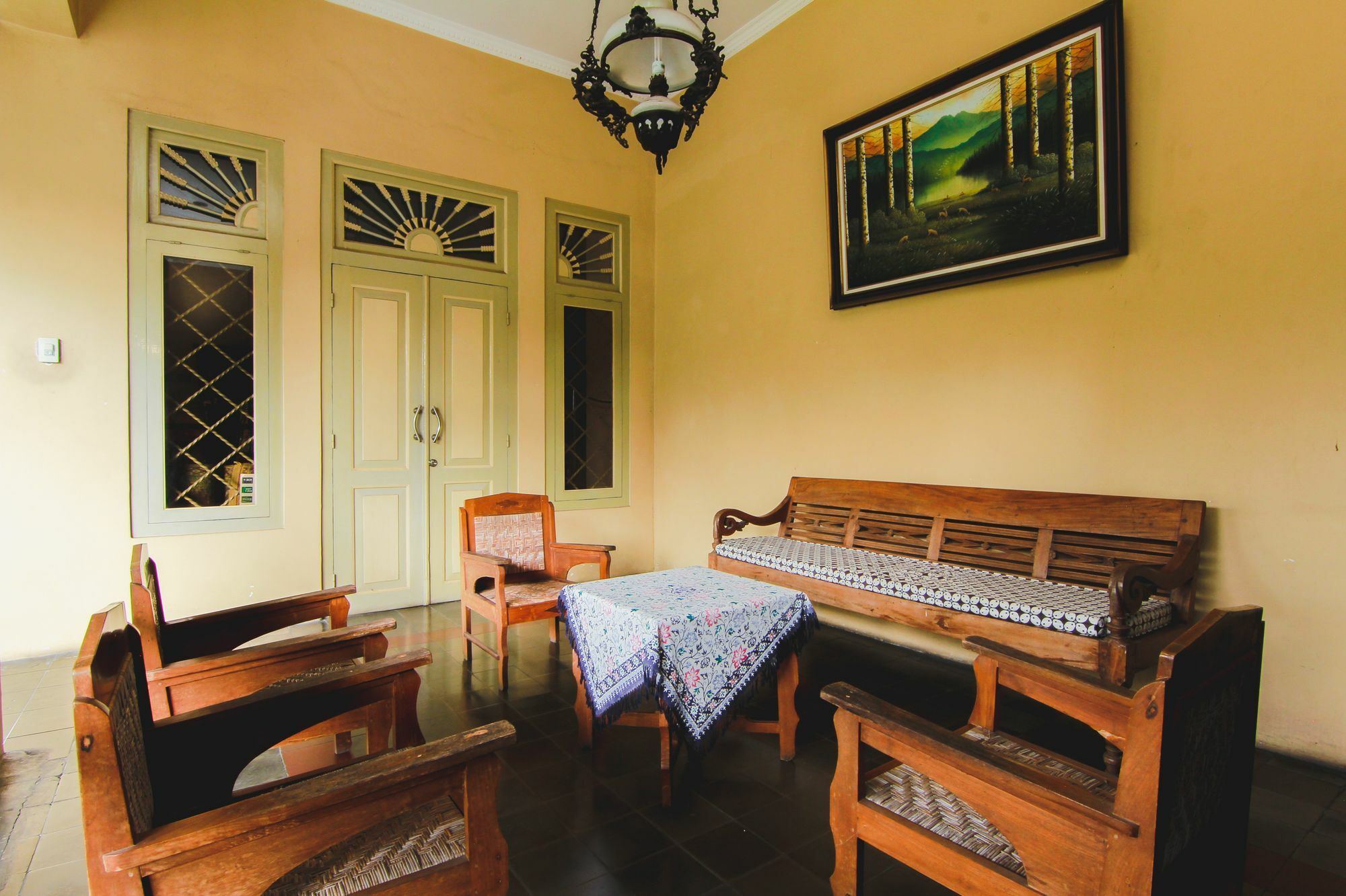 Griya Batik Giri Sekar Homestay Yogyakarta Exterior photo
